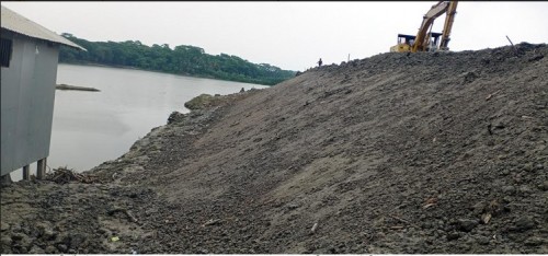 kalapara pic – 02.07.2022 – sand is being used instead of soil for construction of embankment at kalapara, the design is not matched with the slope of the country site